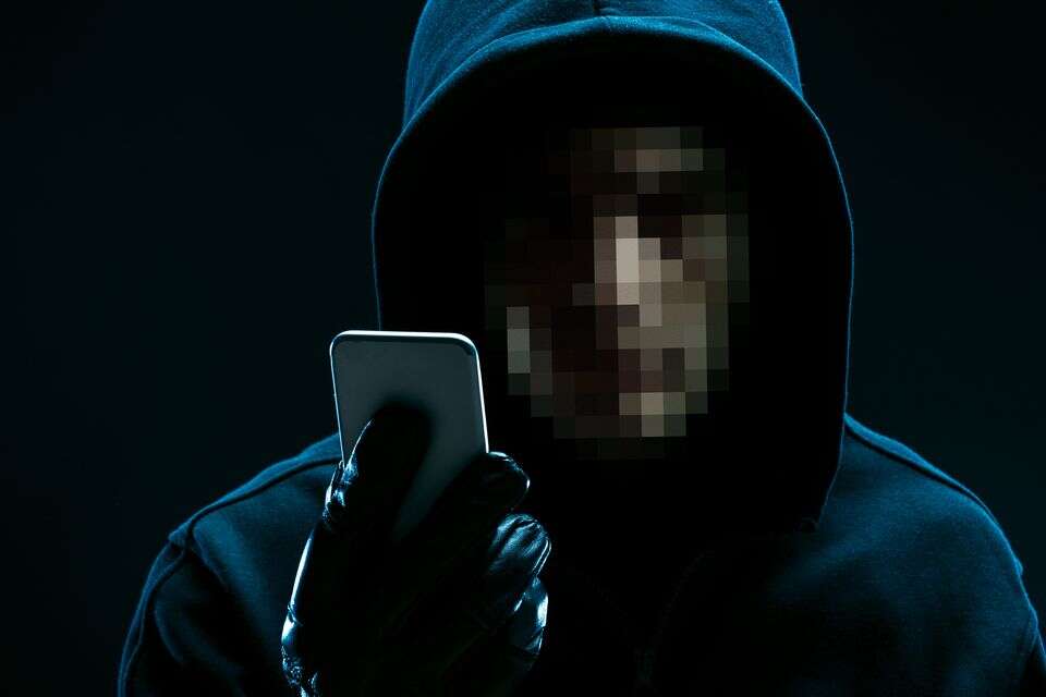 האקר משתמש בטלפון נייד (אילוסטרציה) , Getty Images