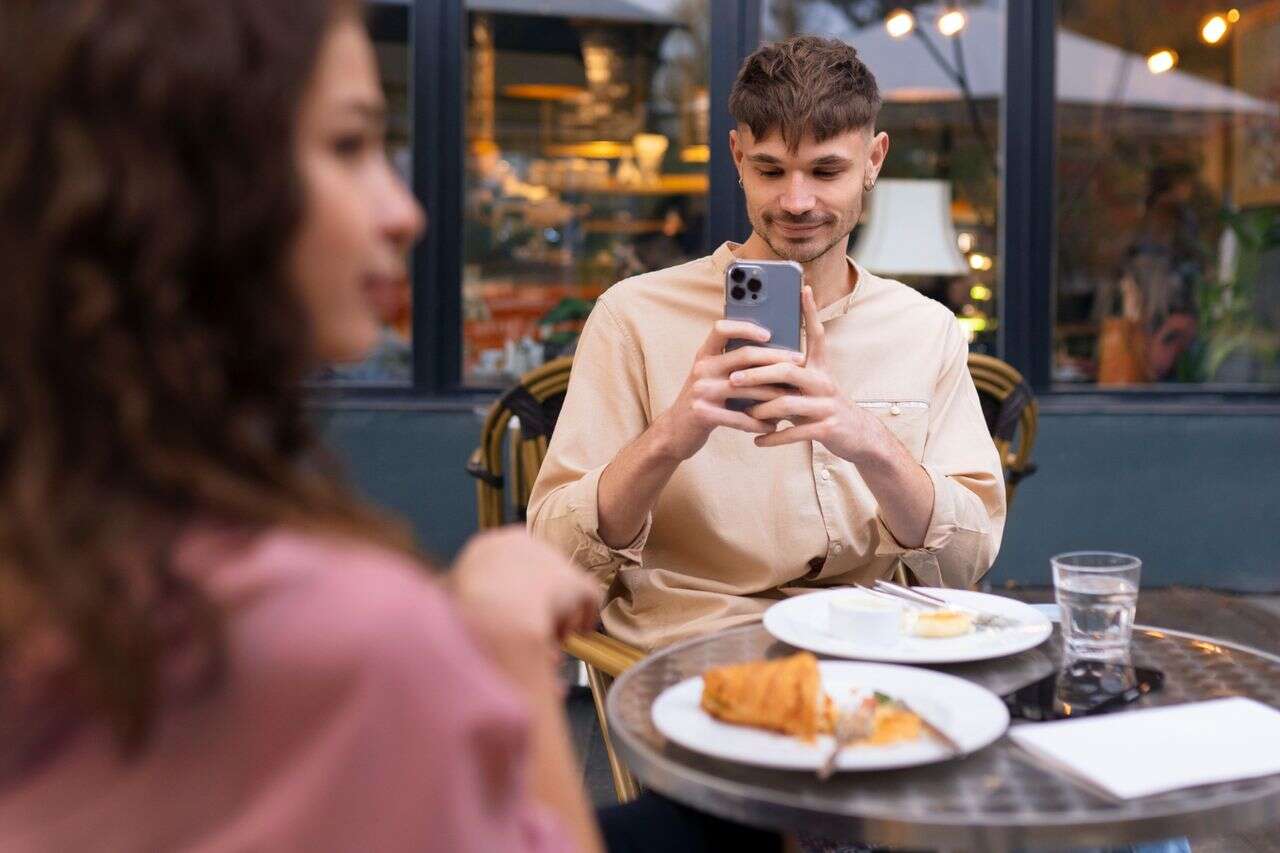 Restaurants prohibit using the phone during the meal - and it works
