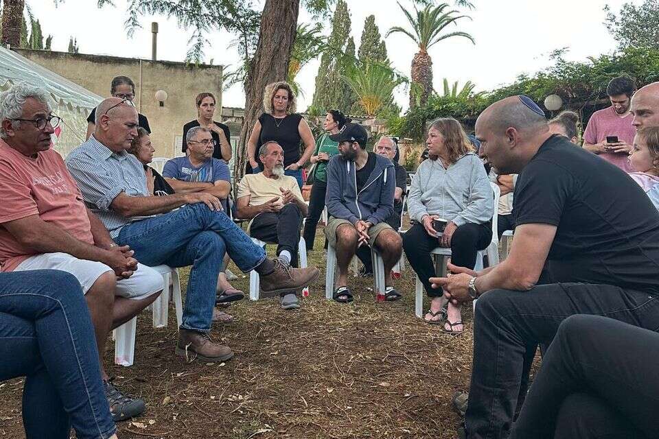 נפתלי בנט עם תושבי קיבוץ בארי לפני פרסום תחקיר צה"ל על קרבות בארי (ארכיון) , ללא קרדיט