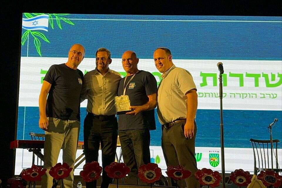 אלון דוידי, ראש עיריית שדרות מעניק אות הוקרה לחמ״ל האזרחי של ״אחים לנשק״ , עיריית שדרות