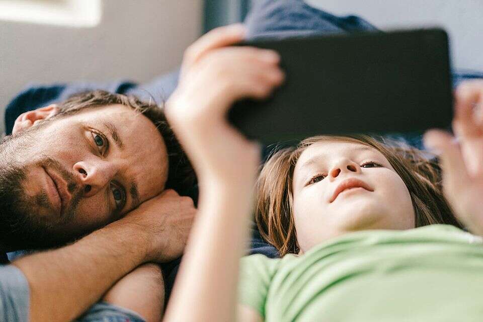 ילד צופה בסרטון בטלפון סלולרי. אילוסטרציה , GettyImages
