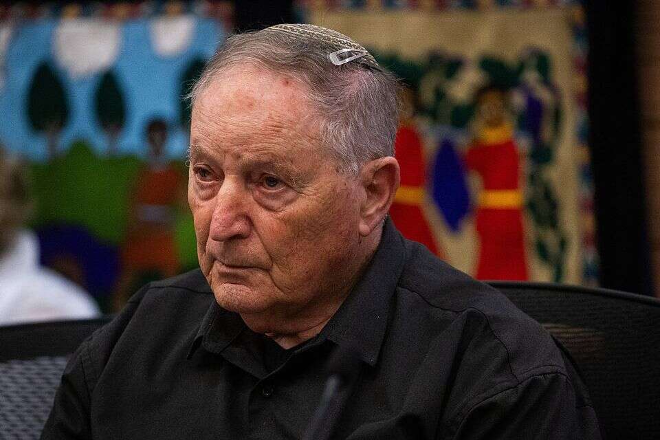 "פניו לשביתה ממניעים לא ברורים". ארז , אורן בן חקון