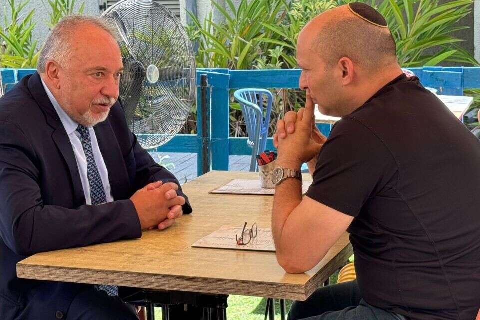 בנט וליברמן בפגישה בת"א , ללא