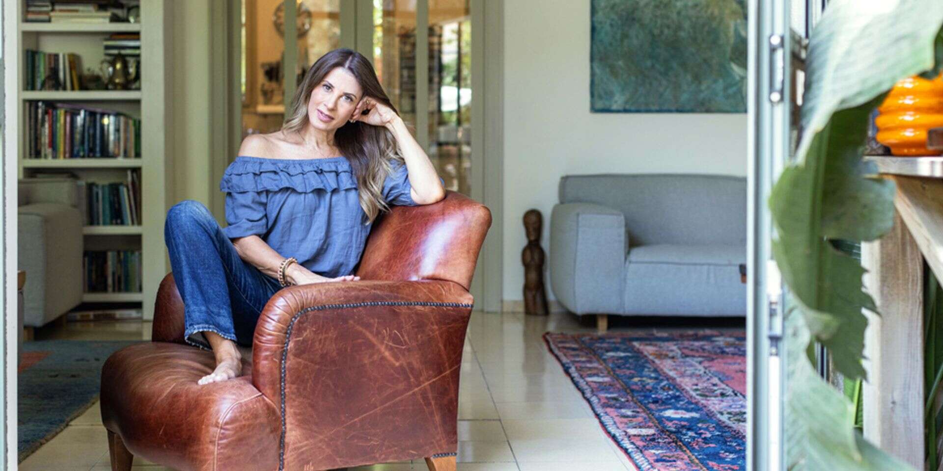 "טיפסתי ועליתי לגבהים, אני
חיה עם זה כבר המון שנים". מירי נבו , אבישג שאר-ישוב, סגנון: מיטל ברונר, איפור: הלן אמויאל, עיצוב שיער: פיליפ וזנה, ע. סגנון: תאיר כהן גיליס, הלבשה: בגדים - Scorcher; תכשיטים - By Moreno