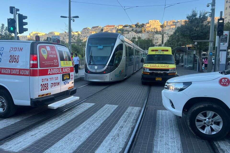 בת 70 נהרגה לאחר שנפגעה מהרכבת הקלה , דוברות מד"א