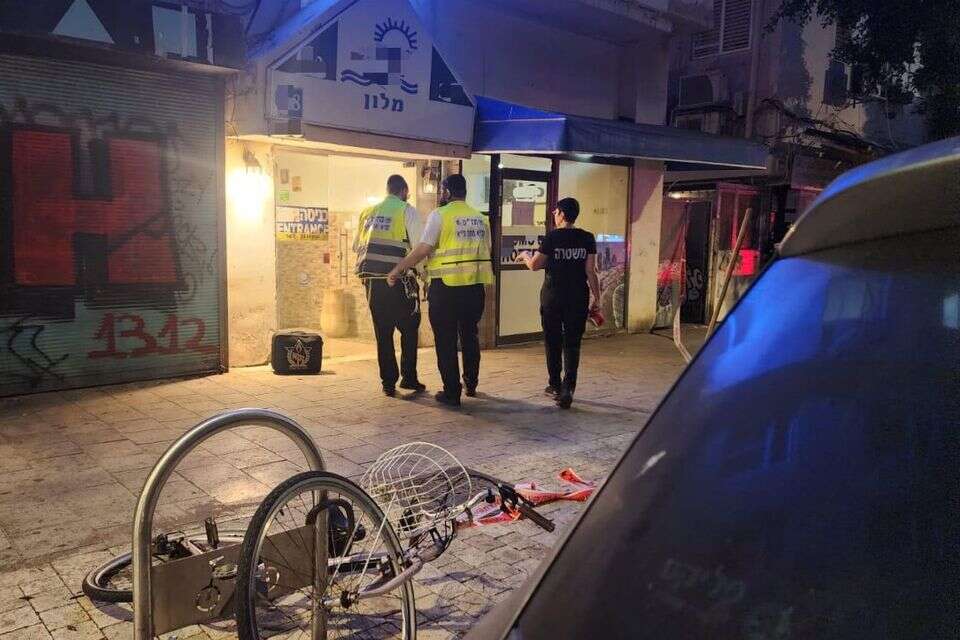 הכניסה למבנה שנפגע בתל אביב , דוברות זק"א