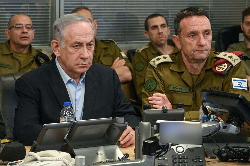 ראש הממשלה בנימין נתניהו והרמטכ"ל רצי הלוי בזמן התקיפה בתימן בבור חיל האוויר בקריה , מעיין טואף / לע״מ