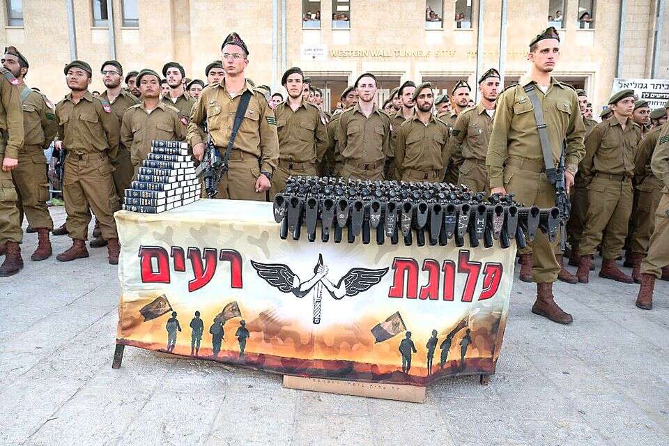בחזה מתוח ובלב מלא גאווה. טקס ההשבעה בכותל , ללא