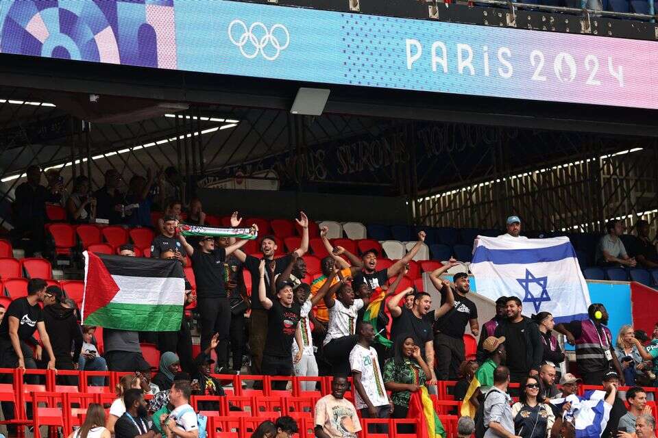 דגל פלשתין סמוך לדגל ישראל ביציע בפארק דה פראנס , Getty Images