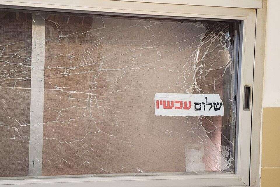 חלון המטבח של אנדד ושרי אלדן, בקיבוץ בארי. קשה לקרוא את השירים בלי לחשוב על 7 באוקטובר: האש, הרעש והחרדה "הדורכת על רגל ילד ועלה רך" , אדיבה גפן