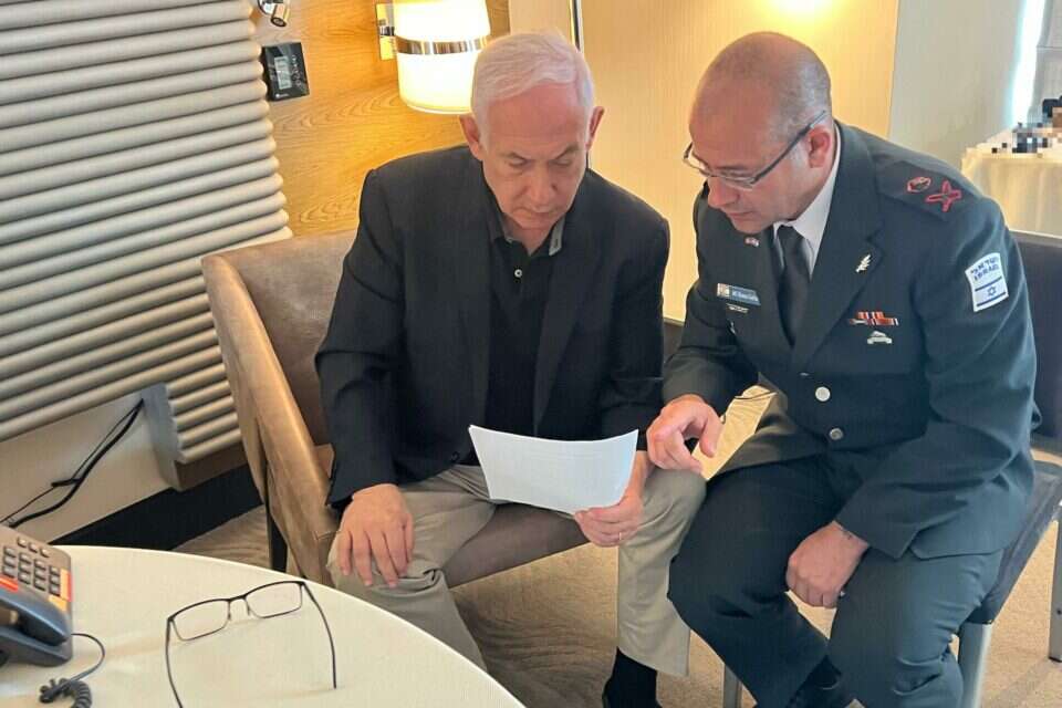 ראש הממשלה בנימין נתניהו בהתייעצות ראשונית עם מזכירו הצבאי, מיד לאחר האסון במג׳דל שמס. , לשכת ראש הממשלה