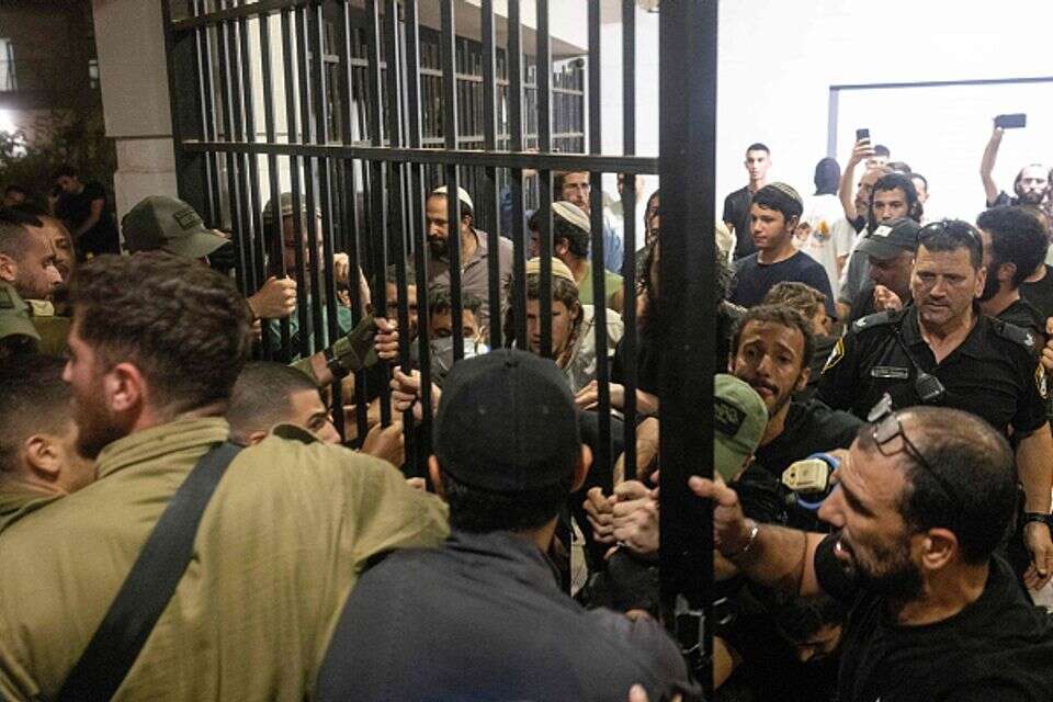 מפגינים צובאים על בסיס בית ליד , אי.אף.פי