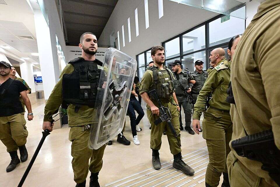 חיילים מנסים למנוע את הפריצה לבסיס בית ליד , יוסי זליגר