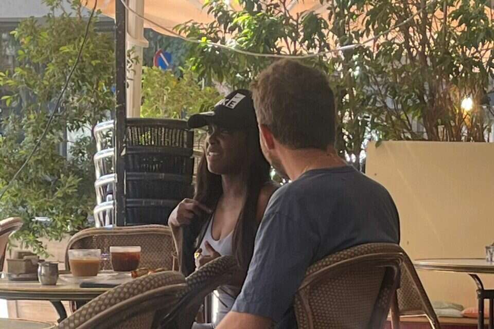 בן וקורלי מחוץ לבית "האח הגדול" , ללא קרדיט
