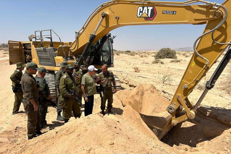 ראש המועצה חנן גינת ומפקד חטיבת יואב אל"מ איתמר דשל בסיור באתר העבודות , דוברות המועצה האזורית&nbsp;חבל&nbsp;אילות
