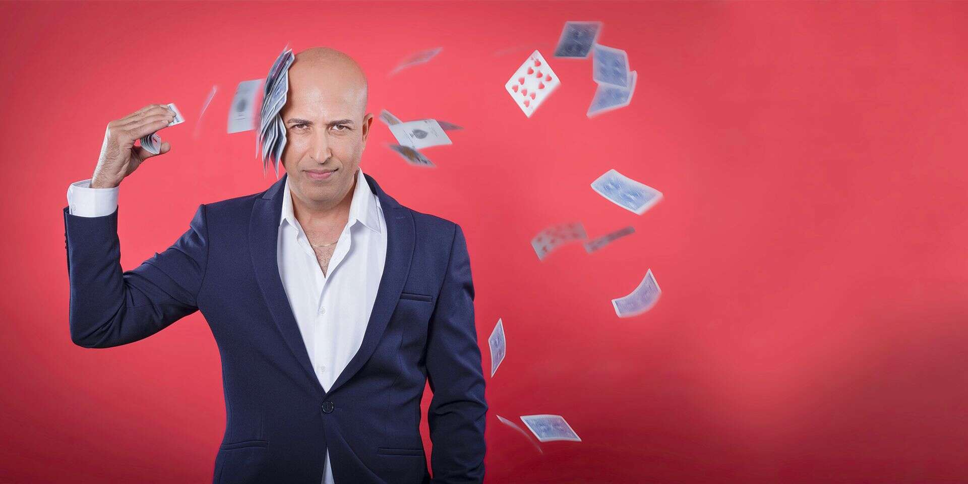 "ליד כולם אני ברזל, זה התפקיד שלי". דין והקלפים
, כפיר זיו, איפור: ורד בדוסה רוטרו, ע. צלם: ג׳ואל וזיק