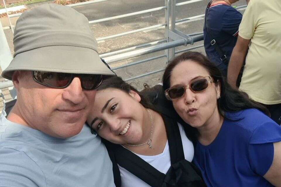 רוני אשל עם הוריה ביום הגיוס , מתוך חשבון ה-X של אייל אשל