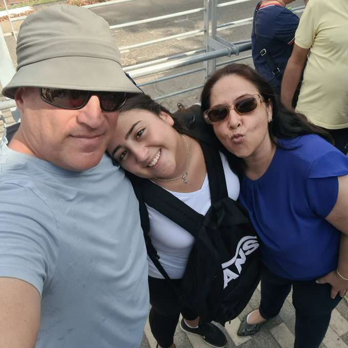 La critique cinglante contre Smotrich : « Un échec tactique ? Ma fille a brûlé vive » 2 Roni Eshel avec ses parents le jour de la draft, photo tirée du compte X d'Eyal Eshel