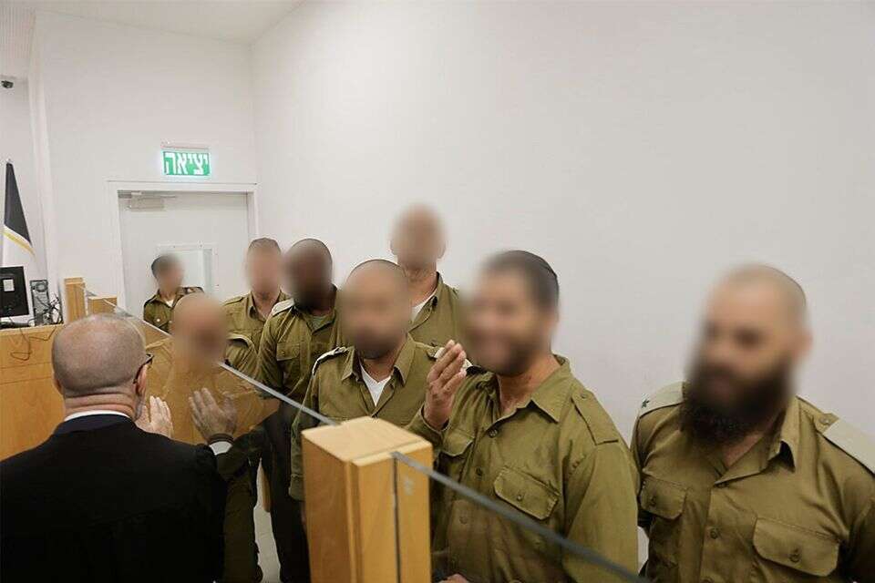 כמה מהחיילים העצורים בבית הדין בבית ליד , ניר קידר