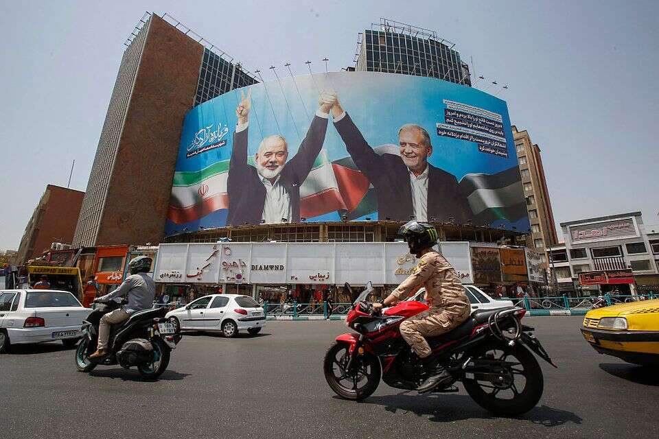 פזשכיאן והנייה על שלט ענק במרכז טהרן. "מכה הרסנית" , אי.אף.פי