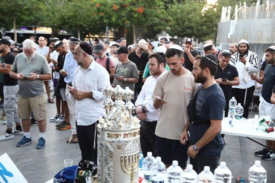 תפילה בהפרדה בכיכר דיזינגוף (ארכיון, למצולמים אין קשר לכתבה) , גדעון מרקוביץ
