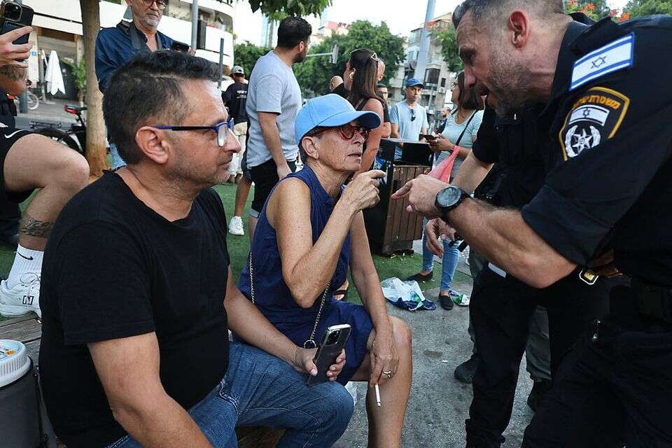 התפילה בהפרדה. שוטרים מתעמתים עם מפגינים בכיכר דיזנגוף (ארכיון) , קוקו