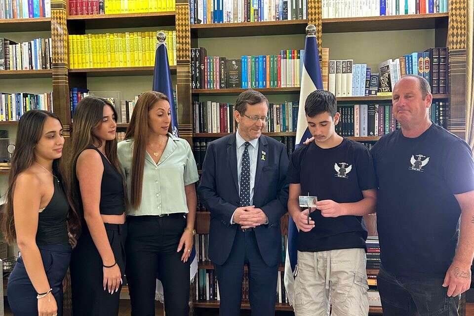 גזירת החוגר של בר רוזנשטיין ז"ל , דוברות בית הנשיא