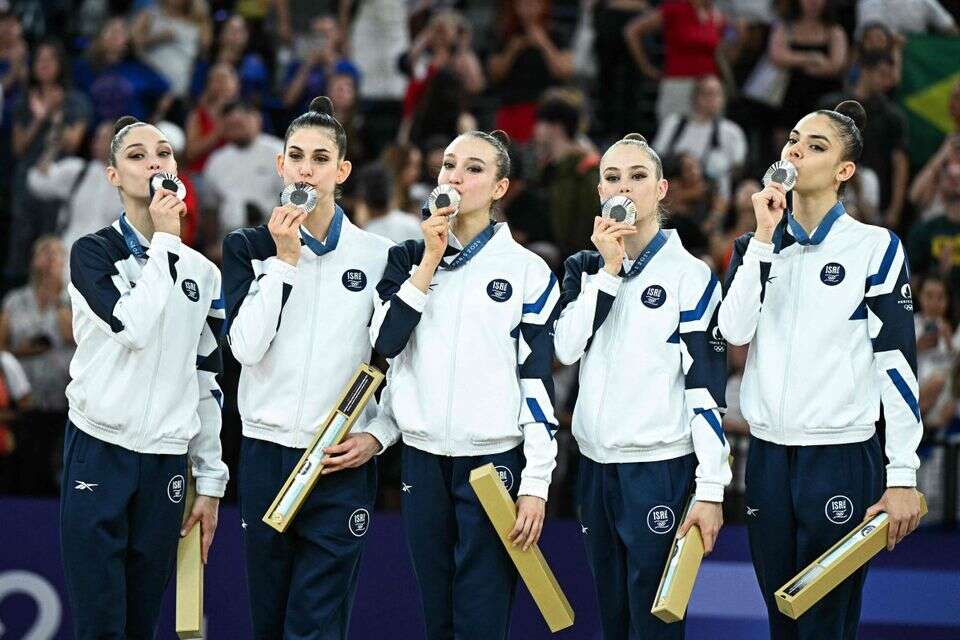 נבחרת ישראל בהתעמלות אמנותית עם מדליות הכסף. ביחד ניצחו , אורן אהרוני
