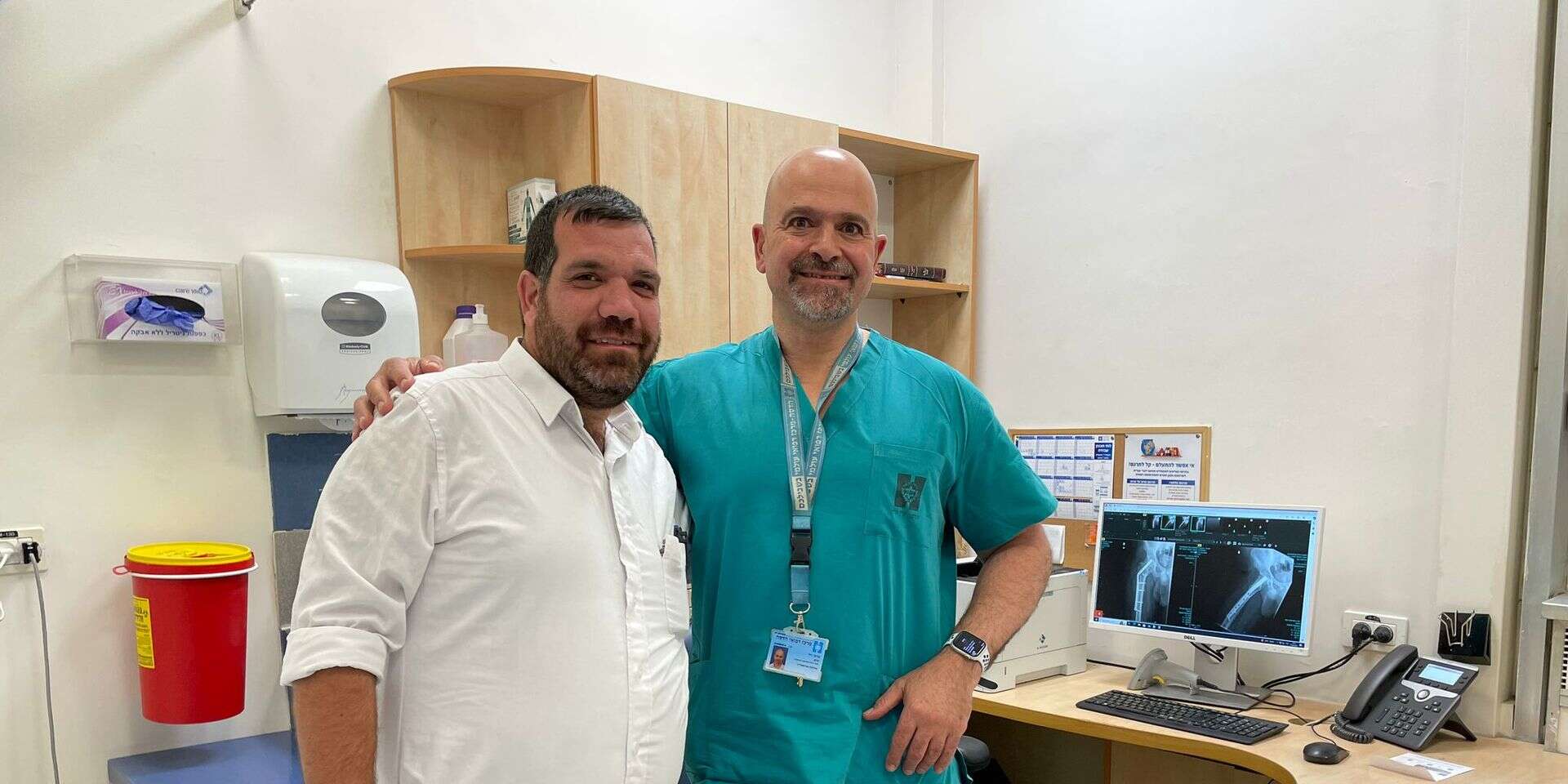 מנהל היחידה האורתופדית, פרופסור וייל, וגדליה המטופל שניתח בעזרת מדפסת תלת מימד , דוברות הדסה