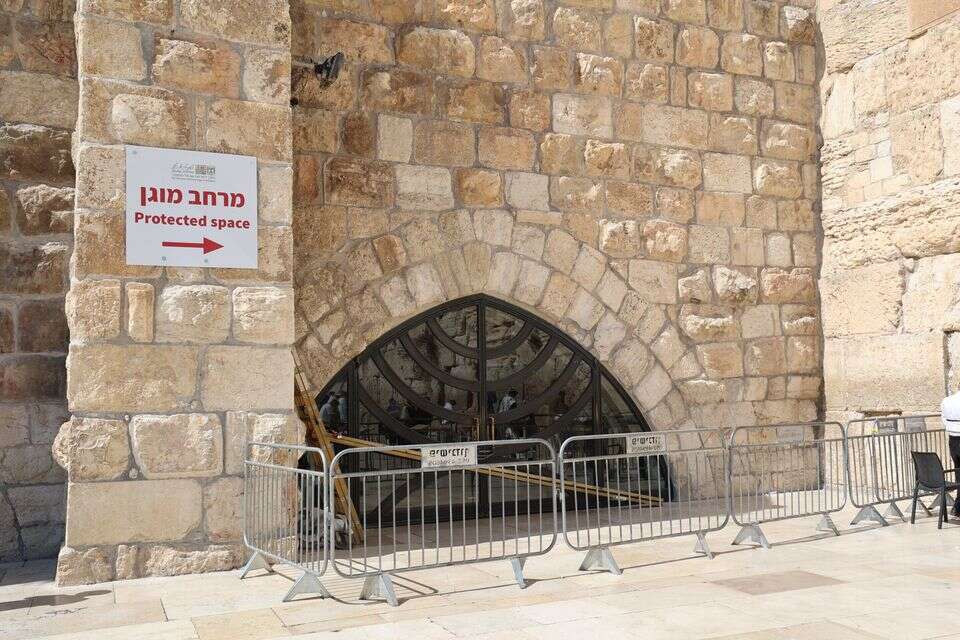 מקום הנפילה המגודר ברחבת הכותל המערבי , הקרן למורשת הכותל המערבי