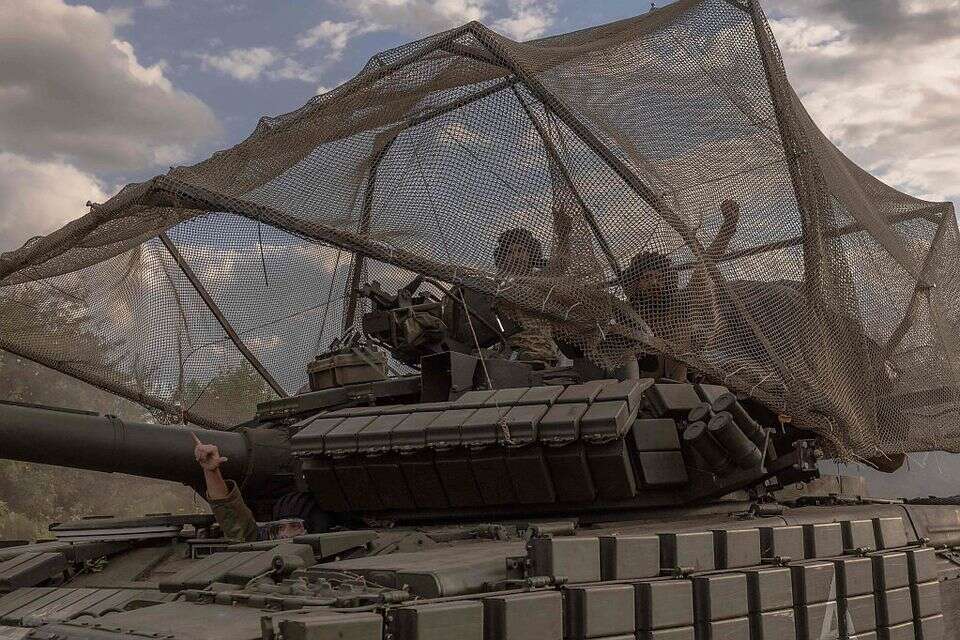 לוחמים אוקראינים בטנק עם רשת נגד כטב"מים, ליד הגבול הרוסי , אי.אף.פי