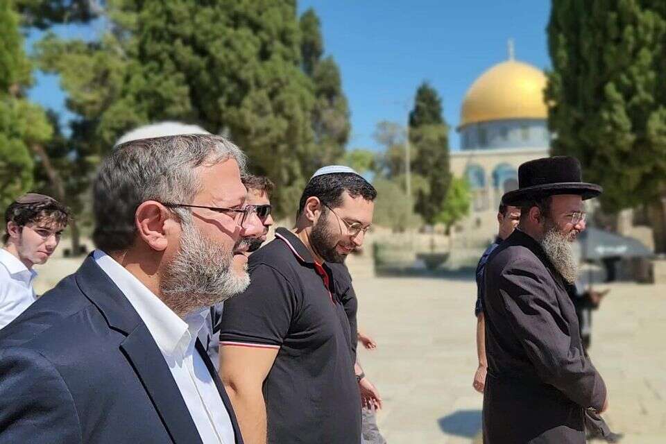 השר לביטחון לאומי איתמר בן גביר ושר הנגב והגליל יצחק וסרלאוף בהר הבית , מנהלת הר הבית