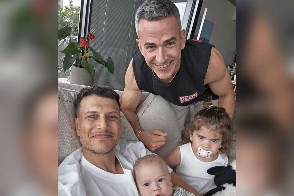 אסי עזר עם המשפחה , אינסטגרם