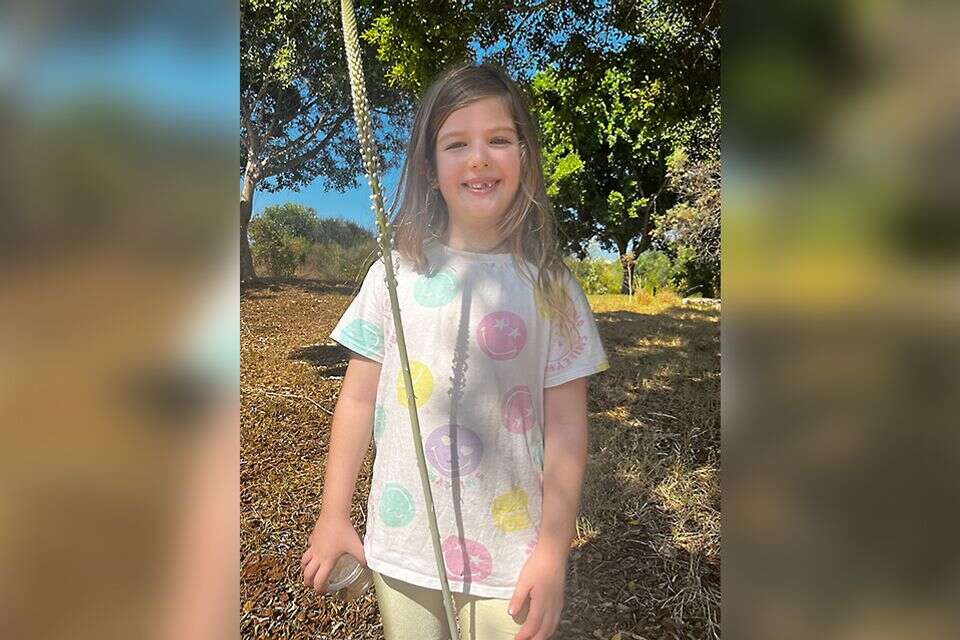 "הפריחה הלבנה עומדת בניגודיות מוחלטת לרקע הצהוב והיבש המאפיין את העונה" , יעל זילברשטיין