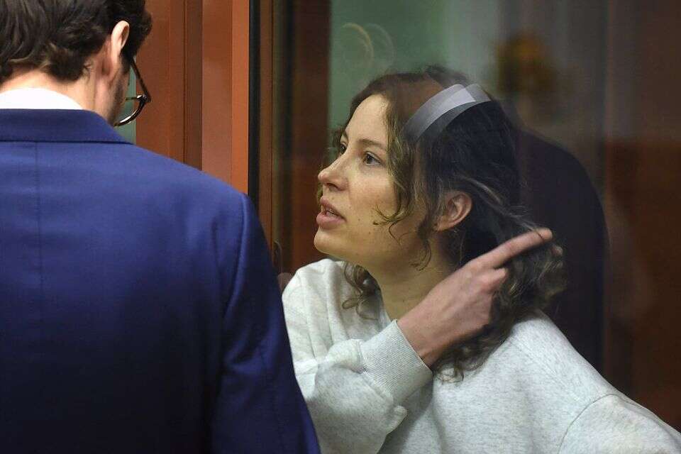 קרלינה עם עורך דינה, היום בבית המשפט , אי.פי