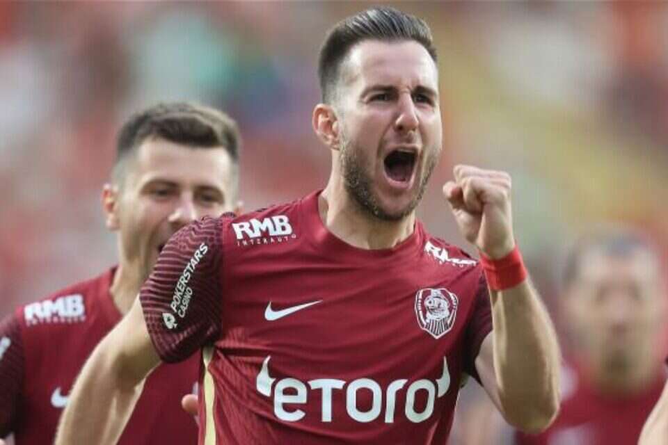 פאון, אקס ליגת העל חוגג במדי קלוז' , AP