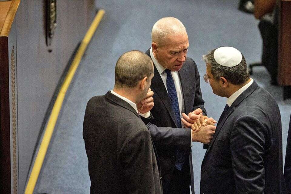 זה נהנה, וזה לא חסר. גלנט ובן גביר במליאת הכנסת בימים אחרים , אורן בן חקון