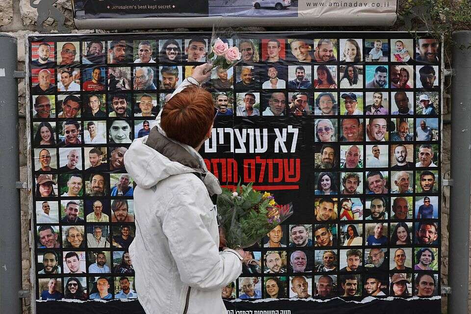 קיר עם תמונות החטופים בירושלים (ארכיון) , אי.אף.פי