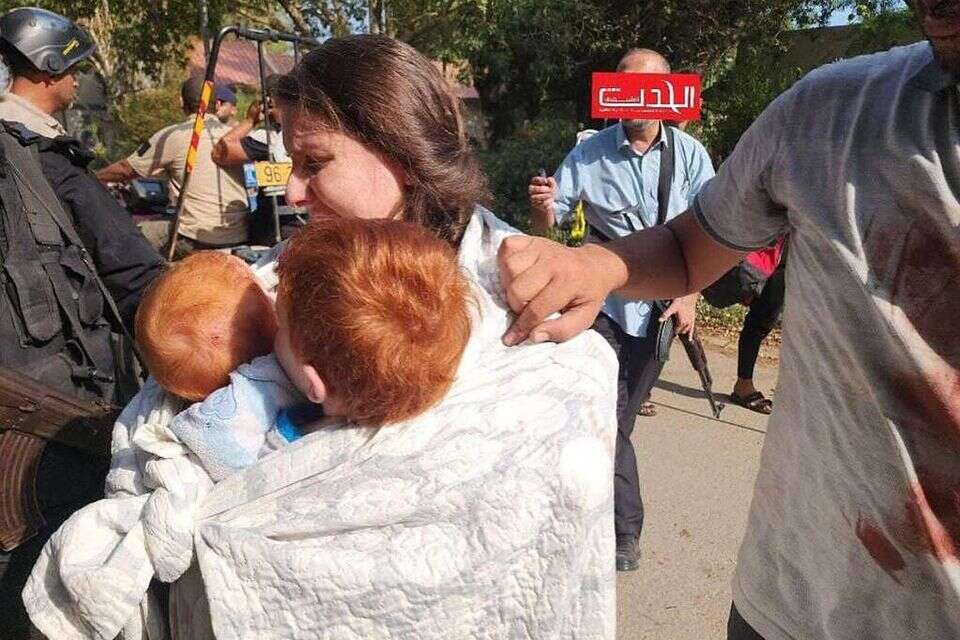 שירי ביבס עם כפיר ואריאל ברגעי החטיפה מניר עוז , רשתות ערביות