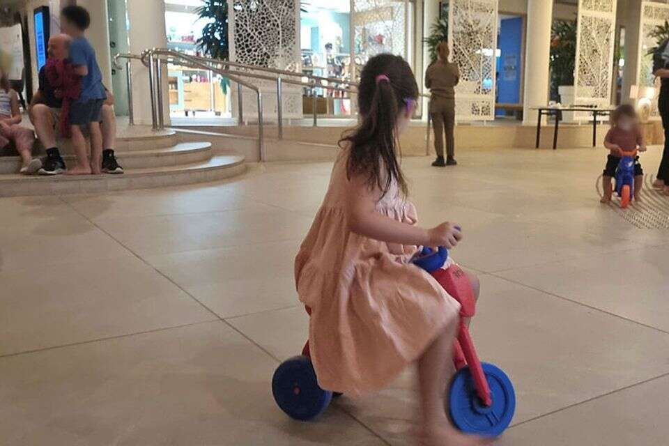 ילדה במלון מפונים (ארכיון). למצולמת אין קשר לכתבה , שחר והב