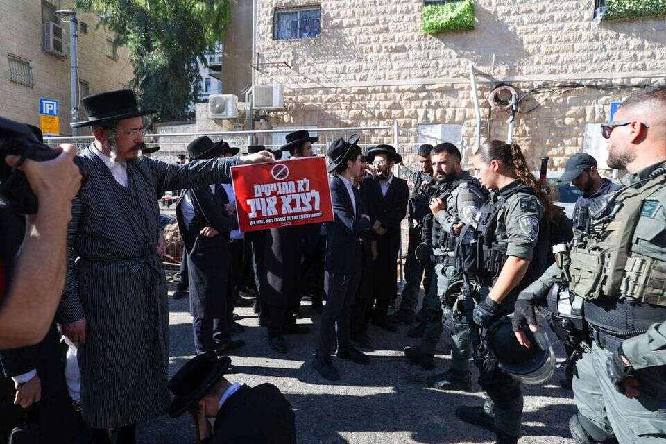 עימותים בין המשטרה לצעירים חרדים בסמוך ללשכת הגיוס בירושלים (ארכיון) , אורן בן חקון