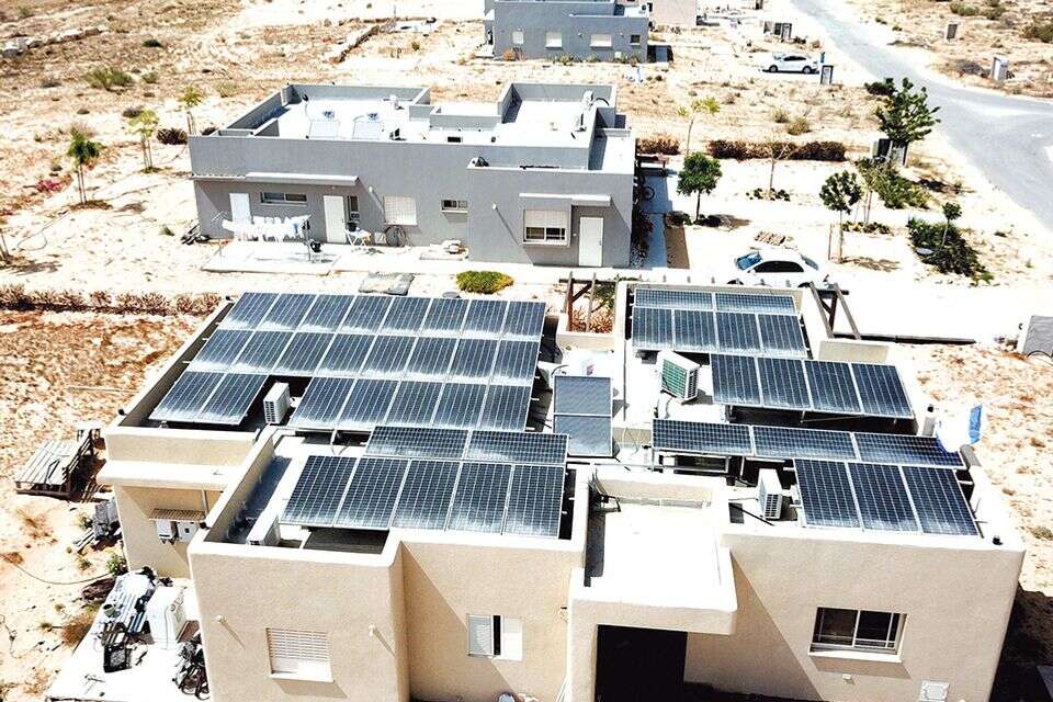 מערכת סולארית על בתי מגורים (ארכיון)
, חברת כלמוביל אנרג׳י