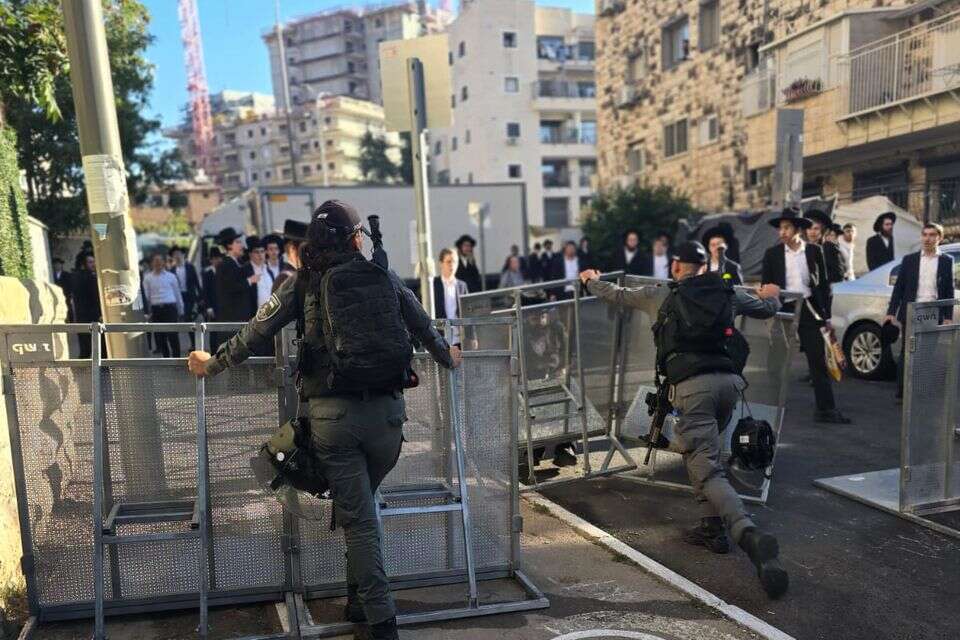 ירושלים. חרדים מפגינים מול לשכת הגיוס , מרב סבר