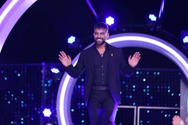 הנהג ברח. שילה שלום בכניסתו לבית "האח הגדול" , יח"צ רשת 13