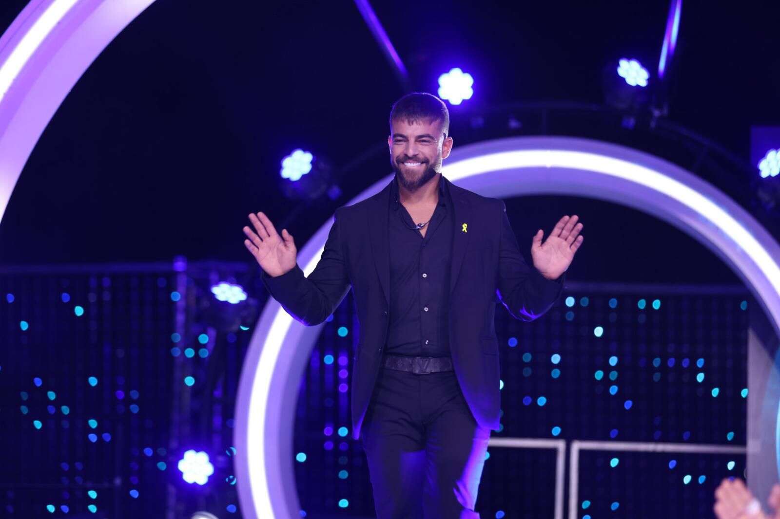 הנהג ברח. שילה שלום בכניסתו לבית "האח הגדול" , יח"צ רשת 13