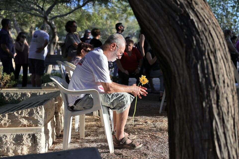 הלווייתו של אברהם מונדר , EPA