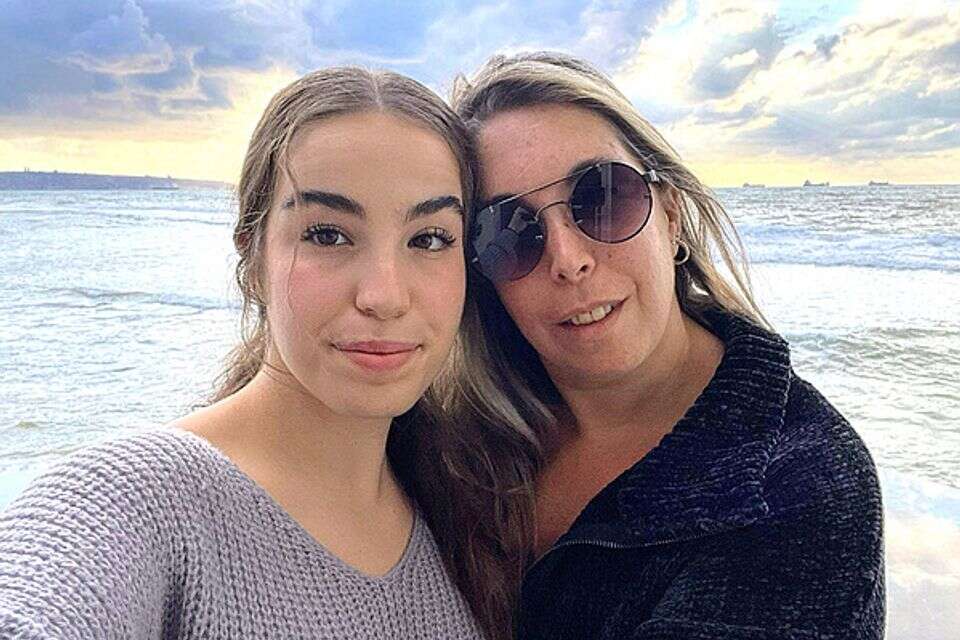 מחכה לה בבית. מירב ואגם ברגר , ללא