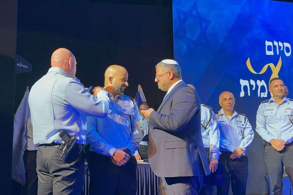 השר בן גביר מעניק דרגות סנ"צ לרפ"ק מאיר סוויסה , ללא