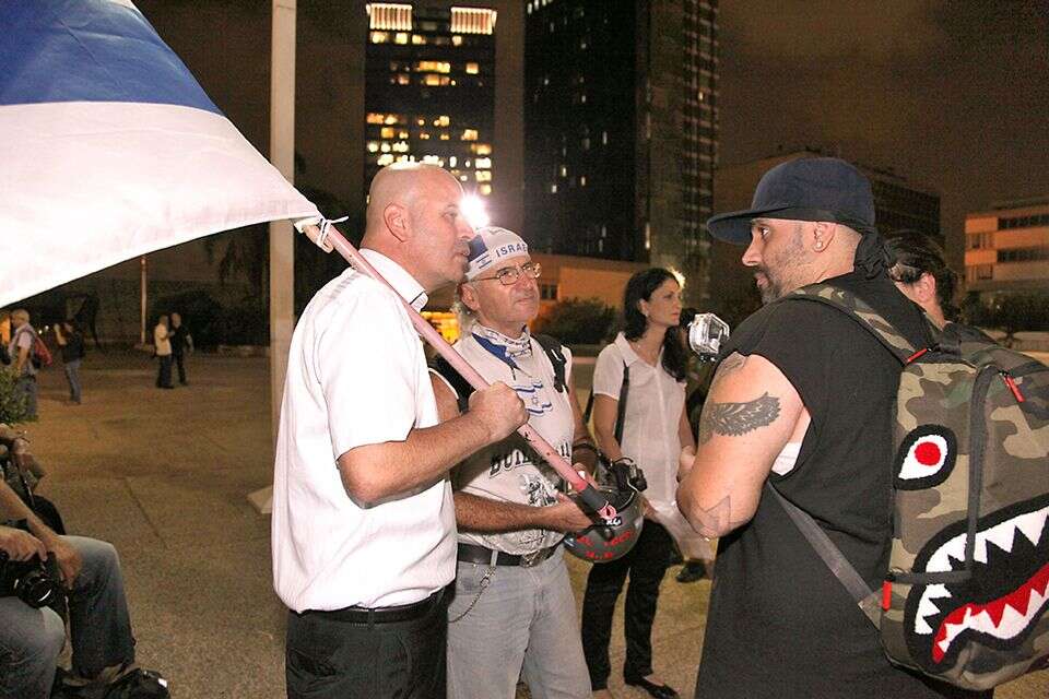 "אם ארצה לשמוע רק דעות כמו שלי, אדבר עם עצמי כל היום". בהפגנה , גדעון מרקוביץ'