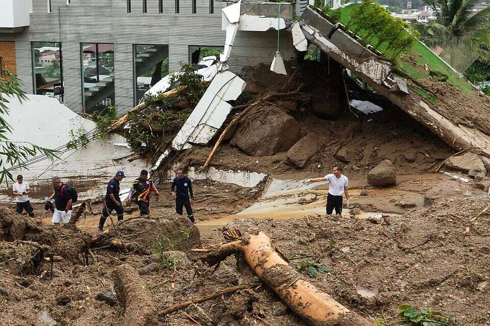 מפולת בוץ בפוקט גרמה להרס והרג של 10 אנשים , EPA